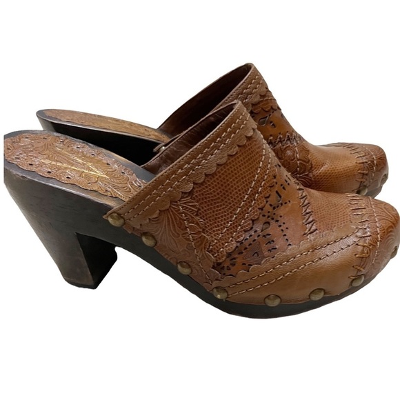 Vince Camuto Light Brown Leather Slide On Mules Tooled, Laser Cut, Studs Sz 7.5 - Picture 3 of 10